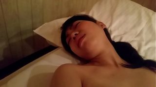 【個人撮影】超高画質。肉付きの良い体躯でペちゃパイ綺麗なパイパン「まんこ」のロリ系のシロウトブスカワに電マで下半身の性感帯オナニー!!最後は綺麗なカワイイ「まんこ」の膣口広げてクパァしたNOモザイクの無修正のエッチなアダルト映像。