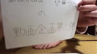 おバカなシロウトの10代?っぽい小娘がカメラを固定してリアルなチンコ型のディルドでまんこオナニーして自撮りするNOモザイクの無修正のエッチなアダルト映像。