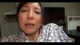 混浴温泉でペちゃパイ剛毛「まんこ」の美人娘が爺とかっこいいイケメンと3Pせっくすしてフェラチオして後ろからで「まんこ」にチンチンを挿入される。